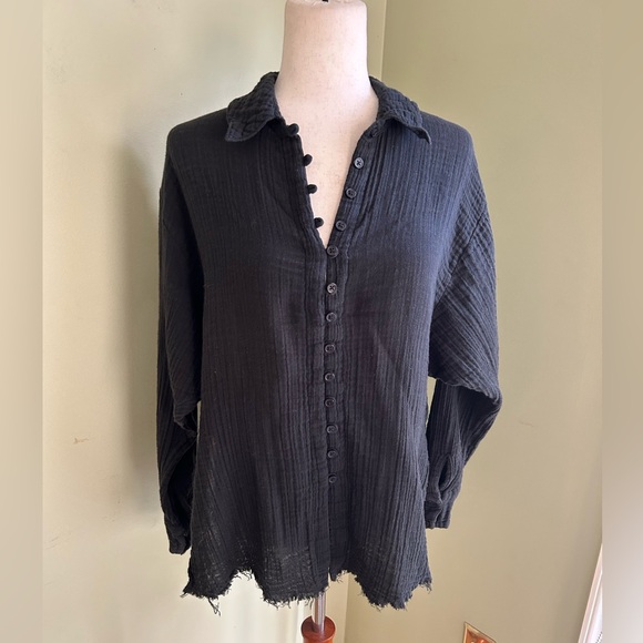 Urban Outfitters Addison Button-Front Blouse. Black size S. Raw hem, side vent. - Picture 8 of 16